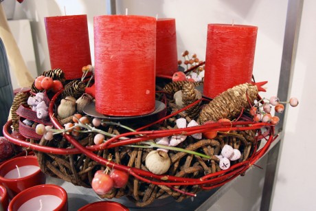 Adventskranz mit roten Kerzen