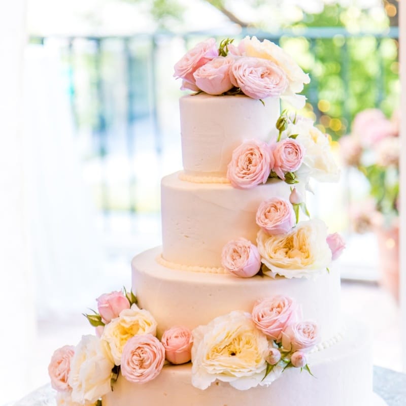 Elegante Hochzeitstorte mit Blumen-Verzierung