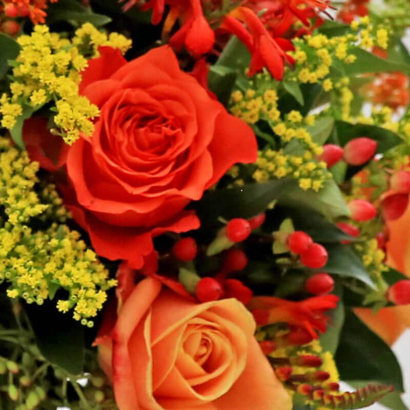 rote und orange rosen sommerstrauss vom florist bestellen