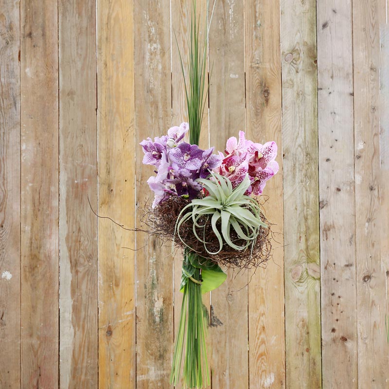 floraldesign mit orchideen in lila und purpur